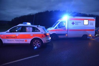 Aspach: Schwerer Unfall im Begegnungsverkehr - VW wird schwer beschaedigt, Fahrer eingeklemmt